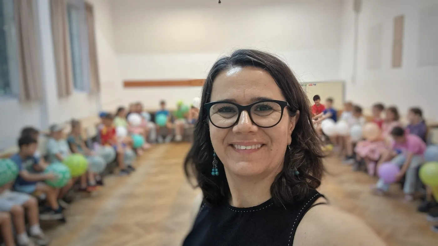 Oana Hagiescu la un atelier Școala Altfel, alături de un grup de elevi
