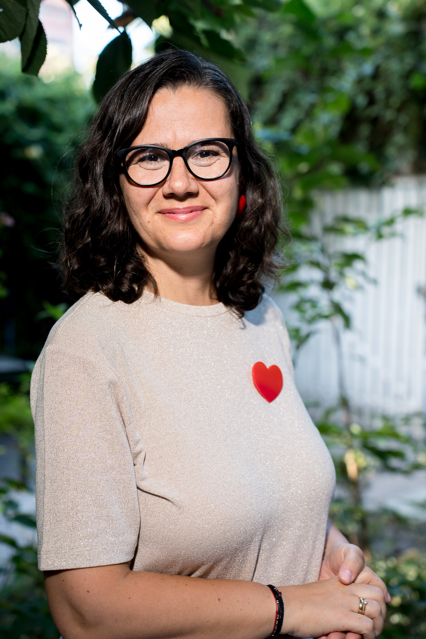 Oana Hagiescu, portret în aer liber, purtând ochelari