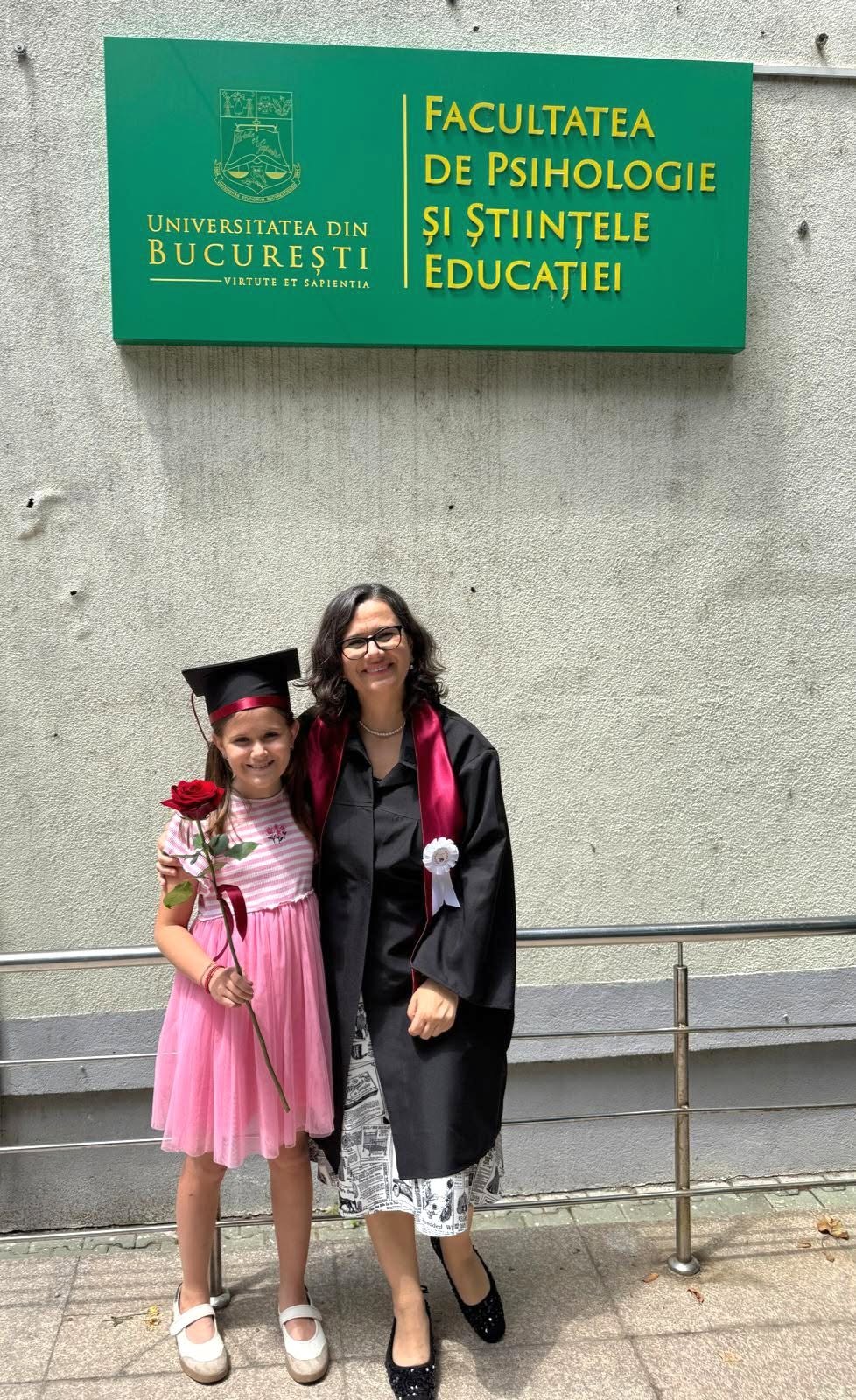 Oana Hagiescu și Alexa, în fața Facultății de Psihologie și Științele Educației