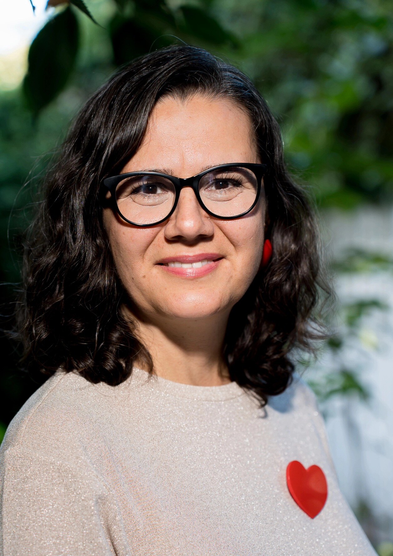 Oana Hagiescu, portret în aer liber, într-o grădină